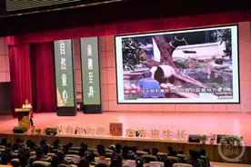 你知道大熊猫为啥要爬树吗？“莽小五”爬树进课堂图片