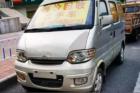 情报站|济南七里山一“僵尸车”长期趴窝占道，前后玻璃贴满广告图片