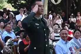 瞬间泪崩！姐姐婚礼现场军人弟弟捧花惊喜现身图片