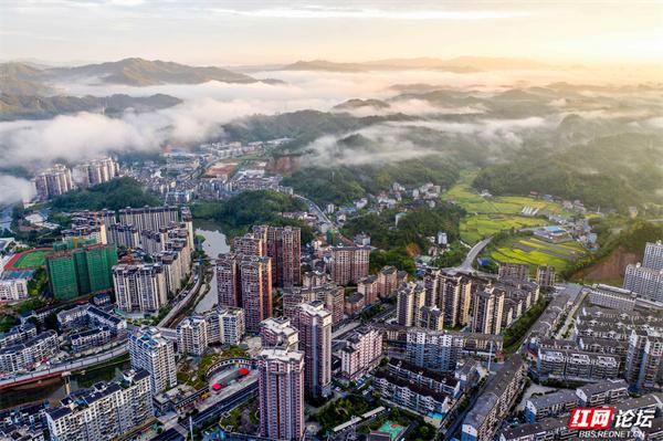 湖南通道：朝霞染天，云雾裹城，这座侗乡小城晨起即画卷