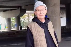 活力十足！四川71岁大爷玩滑板动作丝滑：以前玩赛车，希望老年生活多姿多彩图片