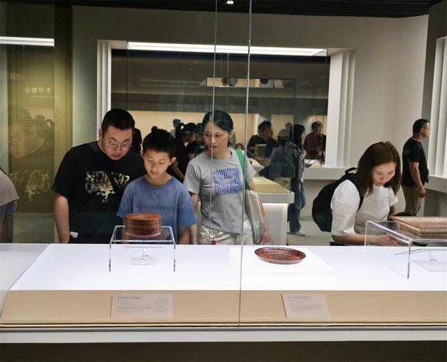 挥舞国旗去上博看展