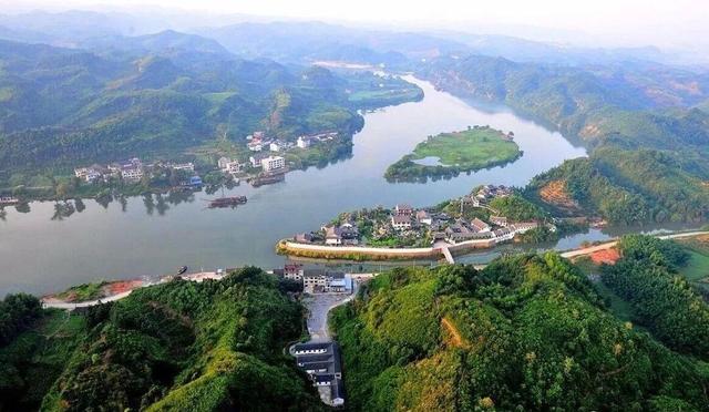 和顶流博主做旅行“搭子”，是种什么体验？