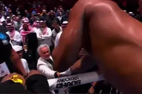 太快了！约书亚仅用2回合KO“铁血”纳干诺，穆帅大罗祝贺约书亚图片