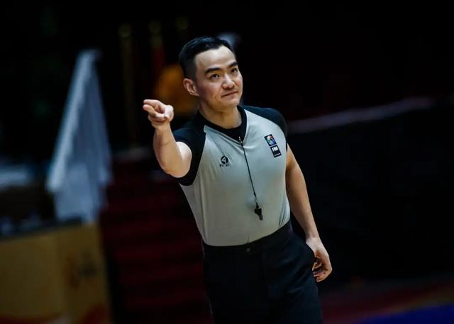 媒体人：FIBA裁判胜在执裁环境好