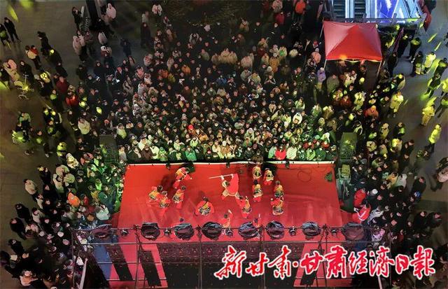 兰州老街新年灯展亮灯迎客