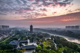 江苏24小时·滚动推送|徐州：收割水稻 “丰”景如画图片