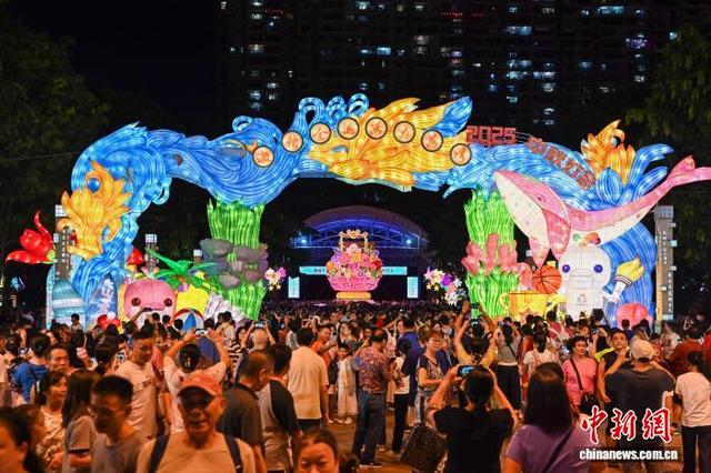 广州：民众游灯会欢度中秋佳节