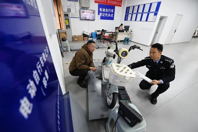 禁止带小孩?超速就断电?工信部回应“个别电动车不够人性化”,北京发布“双指引”