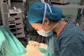 8岁男童每天都像没睡醒，眼科专家帮他“撑起”眼皮图片