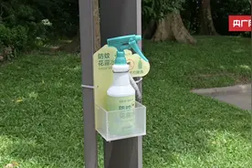 挂在树上的驱蚊水被游客“点赞”深圳公园服务设施出新花样图片