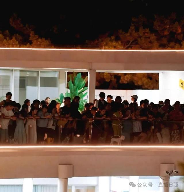 凌晨海上发射火箭！现场人山人海！