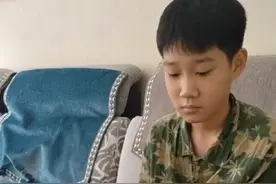 陕西一小孩哥送妈妈自制蚕丝扇，没想到引网友订购，妈妈：手快抡冒烟了图片