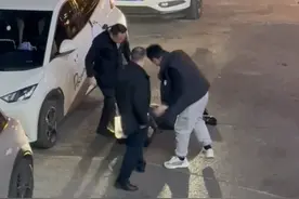 三人疑因10元停车费抱摔殴打六旬保安，所在酒店称“不接受私了”，武汉警方：正处理图片