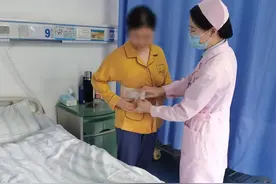 没磕没碰女子腰椎莫名骨折，医生：长期服用激素要定期检测骨量图片