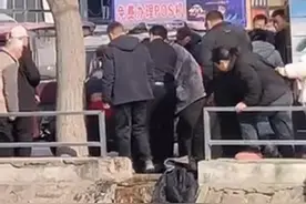 河南开封一小孩掉入河中 当地街道办：系不慎落水，被群众救出，小孩已无大碍图片