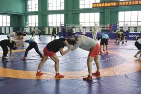 备战新赛季 全国百余名摔跤健儿齐聚临洮图片