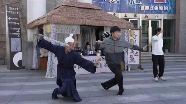 龙虎山“武学速成班”开课！青萍剑+八段锦 游客秒变“养生侠客”