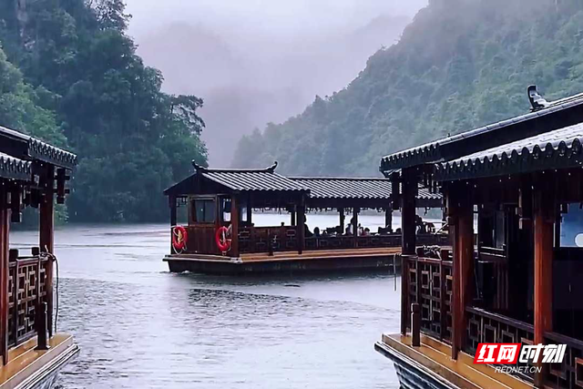 金秋细雨如织纱 张家界宝峰湖山水成画引客来