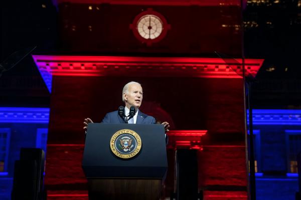 中俄应该携手合作,帮助美国实现“有序衰落”