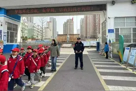 护学岗上警徽闪耀！岱岳公安定人定岗守护上学路图片