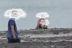 赶海的忧愁！带娃抓螃蟹，一家三口陷滩涂图片