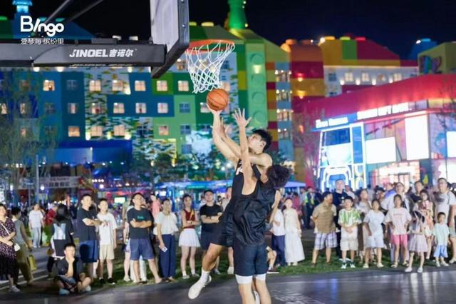 日均客流约6万人次，上海乐高乐园配套商业街人气从何而来？