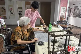 服务消费新场景③｜个人画展开在了养老院图片