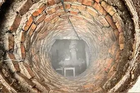 西安一小区暖气主管道一直漏水 供热公司：供暖季结束再修图片