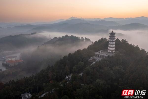 千年苗乡遇现代脉络：靖州晨雾里，文峰塔与高速共嵌云海