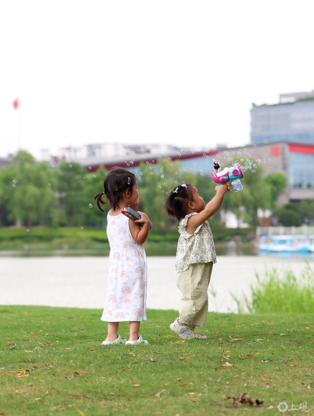 场面｜立秋非入秋，酷暑依旧，太阳落山公园绿地迎来消暑的人群