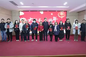 等了十多年，朝阳康营家园一期居民拿到“大红本”图片