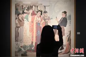 广州：第十四届全国美展中国画作品展吸引参观者图片