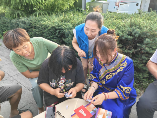 抚远市抚远镇临江社区微网格志愿服务点亮房车营地