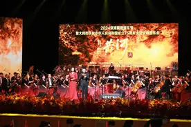 庆祝中华人民共和国成立75周年大型交响音乐会在山西大同举行 京津冀晋四地交响乐团倾情演绎《九曲黄河诵》图片