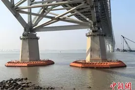 世界最大跨度斜拉桥“桥墩墩”穿“护膝”图片