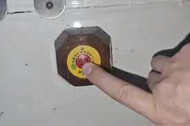 这些“救命”按钮不好用，有的还结了蜘蛛网……图片
