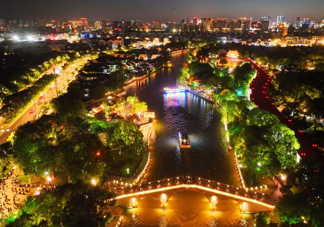 苏州：游客消夏夜游古运河