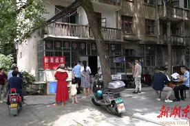 【创文明城市 建幸福家园】​鹤城：查封居民楼内违规食品加工小作坊图片