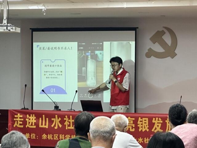 大学生带着“银发族”用AI工具跨越“数字鸿沟”