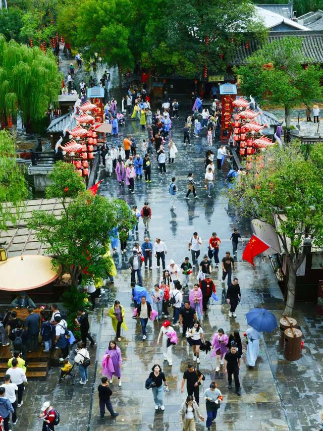 秋雨添韵味 游客兴致浓 清明上河园国庆假期别样热闹