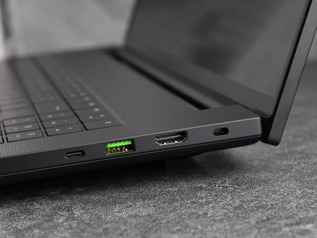 上手体验雷蛇灵刃18 2025：18英寸超薄游戏本天花板