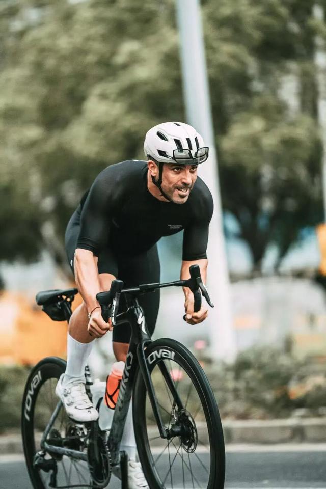 上海的骑行风景有多美？骑着8万元的闪电，以色列人安大卫用车轮丈量上海