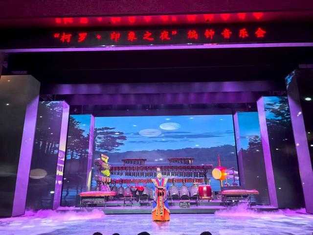 湖北省博物馆夜场火爆，游客乐享编钟音乐与清凉！