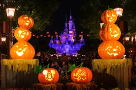 国庆期间上海迪士尼人气爆棚，有游客为了见玲娜贝儿排队超过7小时图片