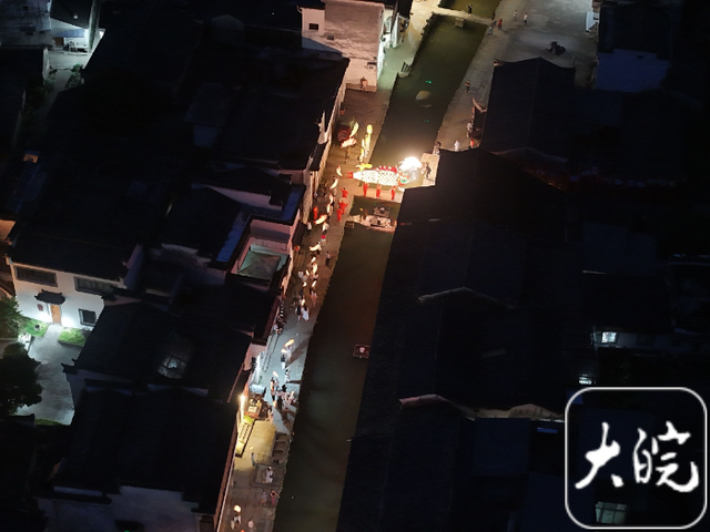 徽州千年古村夏夜：鱼灯穿街巷，烟花照黛瓦