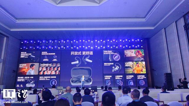 科大讯飞发布全新AI翻译耳机，主打60种语言同声传译