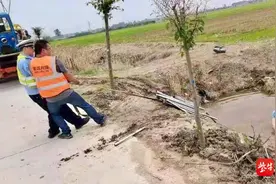 电三轮翻车数十根钢管落水，处理事故的交警二话不说下河打捞图片