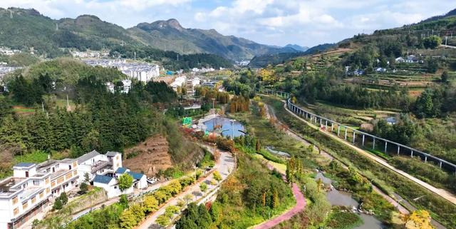 西冲玉带景区:徽派建筑与斑斓秋色的诗意交响