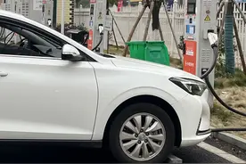 暴雨来袭，新能源汽车可以涉水行驶吗？图片